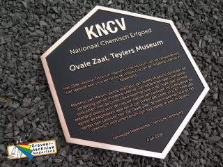 Graveren oude monumentplaat